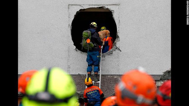 Hình ảnh kinh hoàng về tòa chung cư bị quật ngã vì động đất ở Đài Loan, nơi hàng chục người mắc kẹt